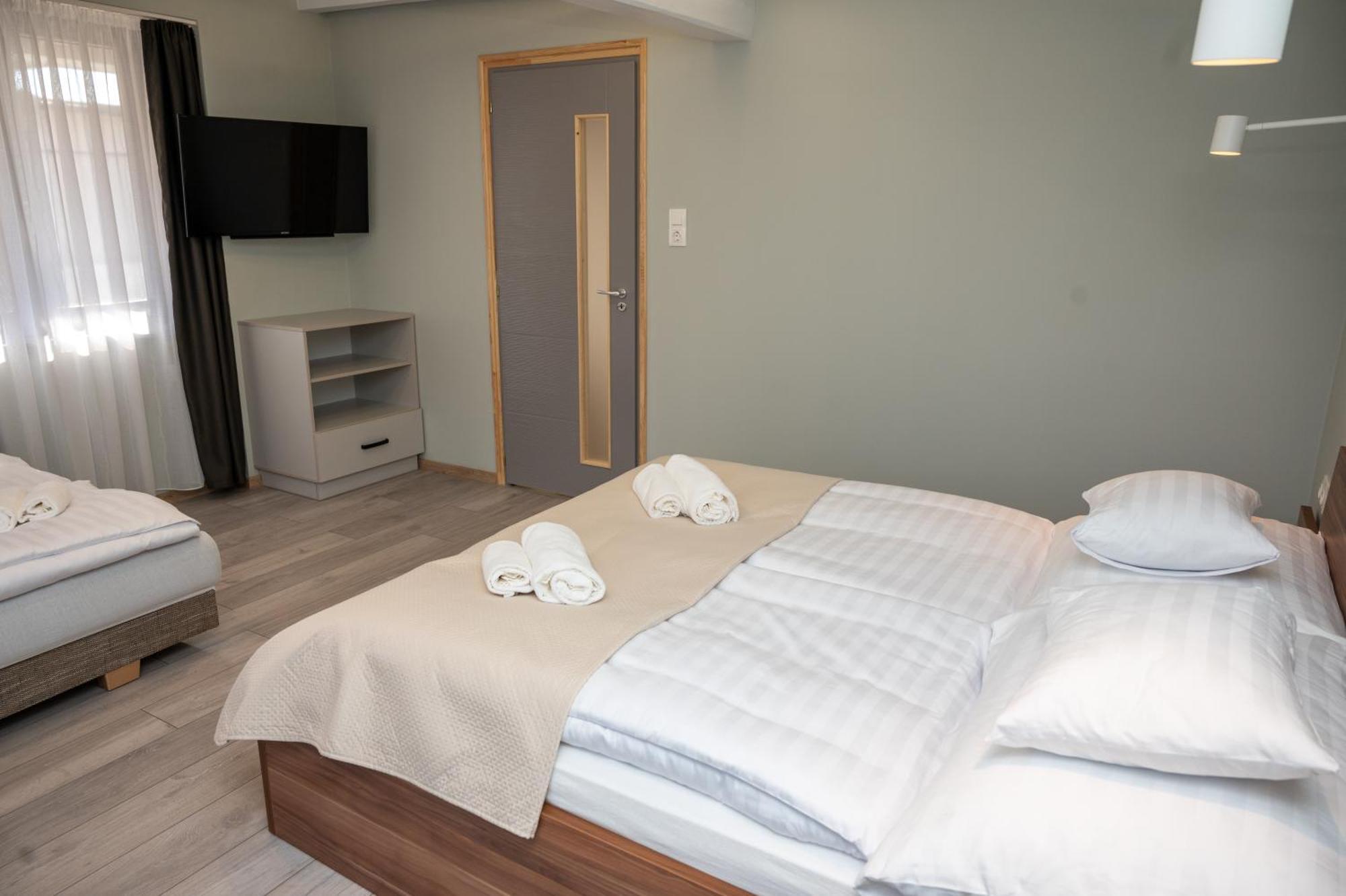 Tuenderkert Apartman Gyula Esterno foto