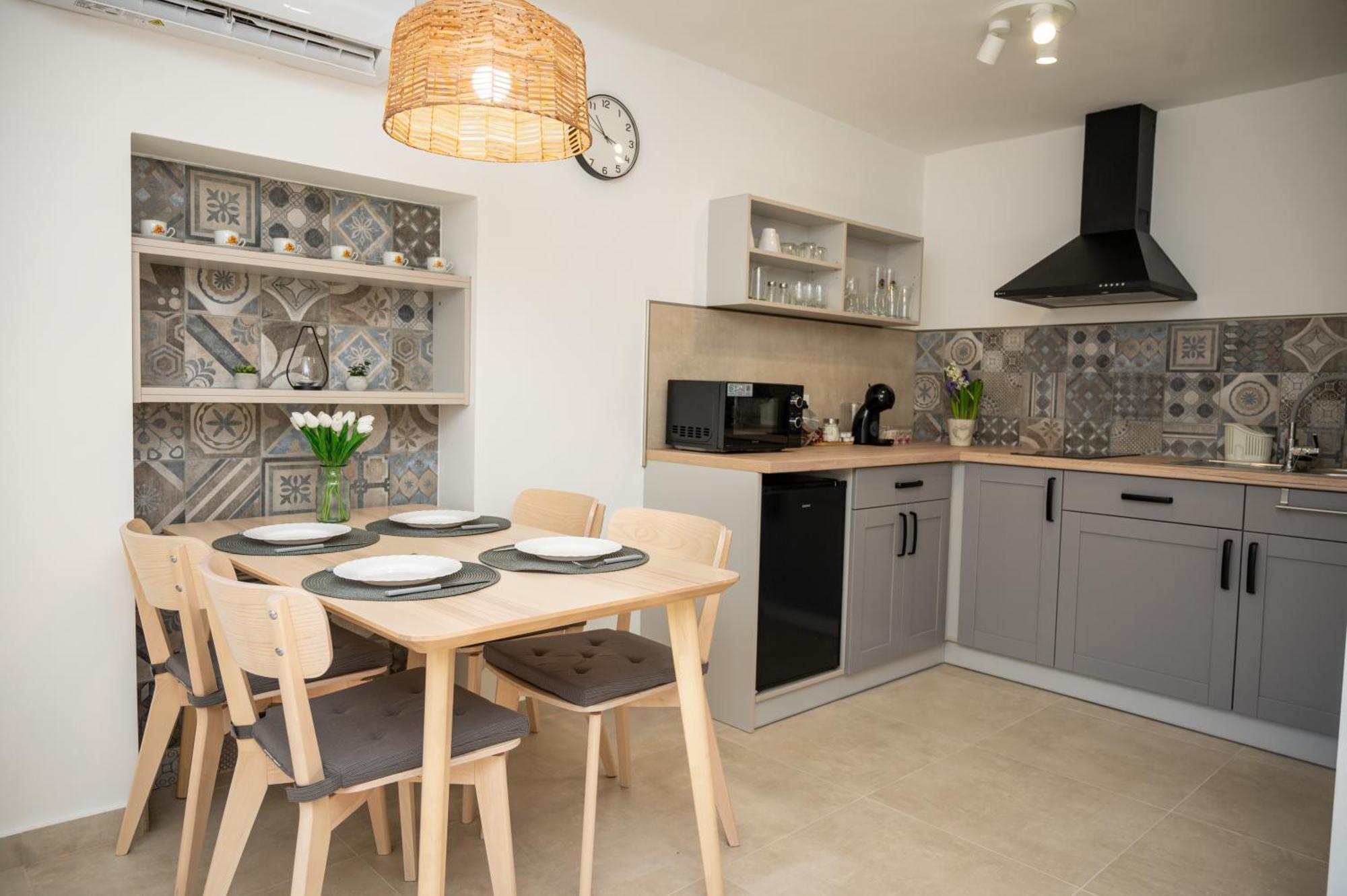 Tuenderkert Apartman Gyula Esterno foto
