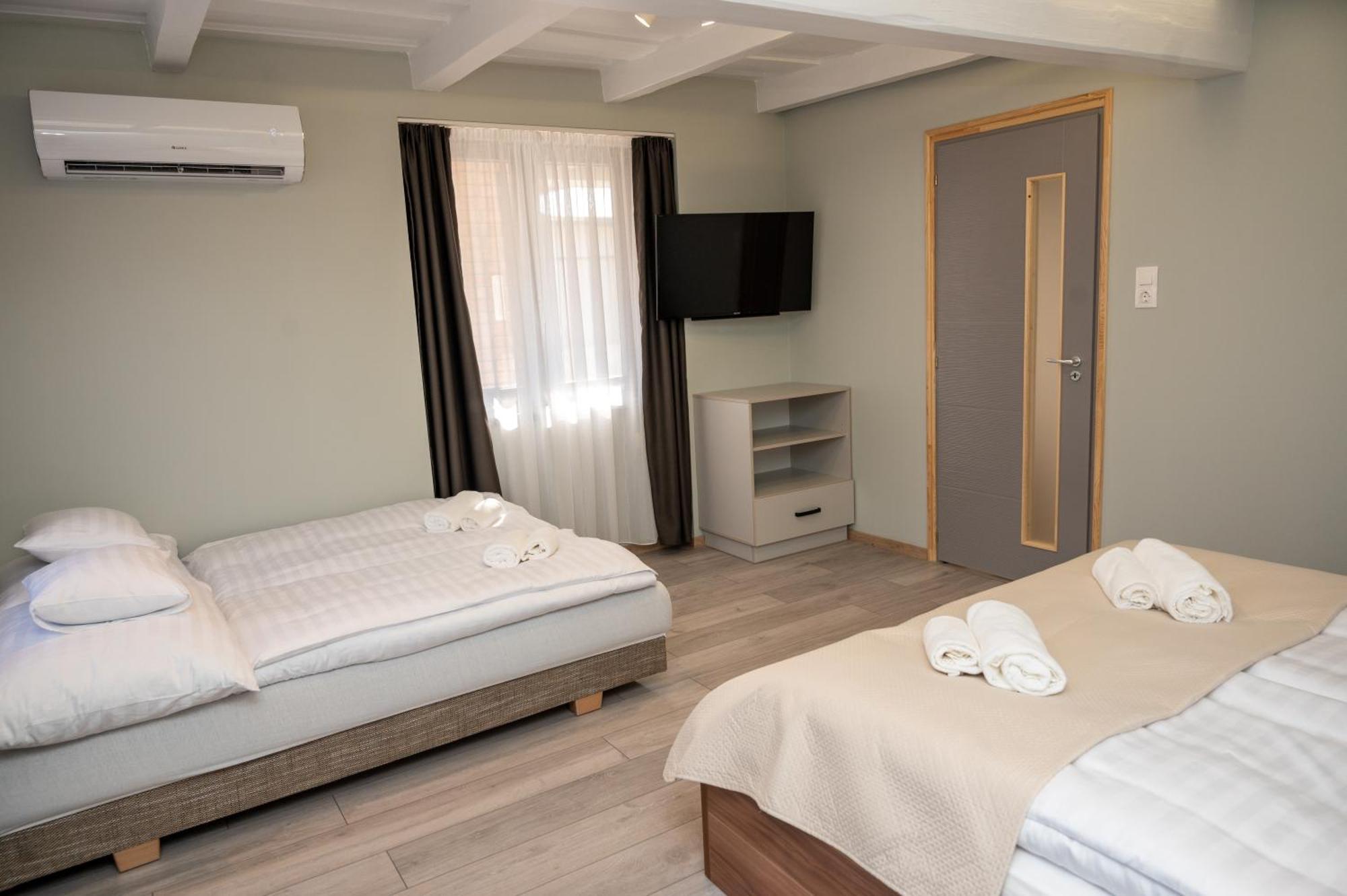 Tuenderkert Apartman Gyula Esterno foto